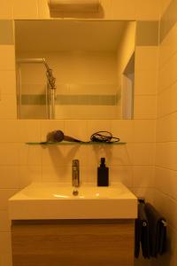 a bathroom with a sink and a mirror at Modern - Neu - Gemütlich - Self Checkin - zentral - Straßenbahn 38 zum Ring in Vienna