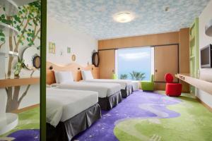 浦安市にあるヒルトン東京ベイのベッド3台と木の壁画が備わるホテルルーム