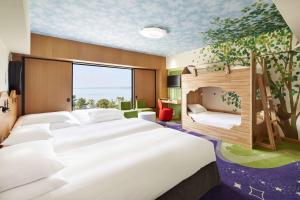 浦安市にあるヒルトン東京ベイのベッド2台と窓が備わるホテルルームです。