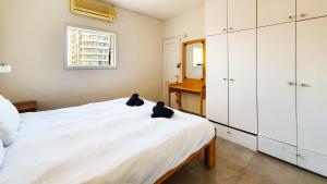 Postel nebo postele na pokoji v ubytování BnBIsrael apartments - Masaryk Musk