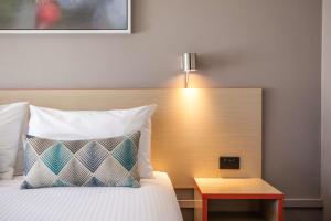Letto o letti in una camera di Nightcap at Ferntree Gully Hotel Motel