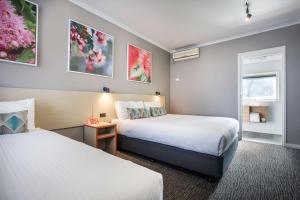 Letto o letti in una camera di Nightcap at Ferntree Gully Hotel Motel