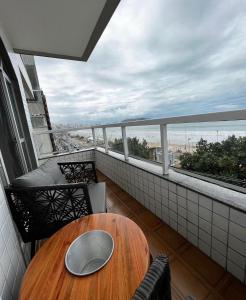 stół i krzesła na balkonie z widokiem na ocean w obiekcie Ap401 Praia do morro w mieście Guarapari