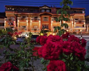 un gran edificio con flores rosas delante en Korali House, en Paralia Vrachou