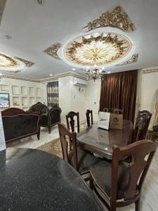 comedor con mesa, sillas y sofá en شقةفندقيةمفروشة على الدائري في القاهرة, en El Cairo