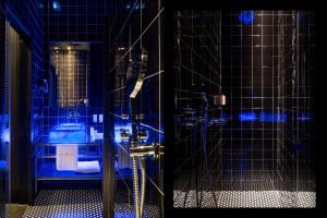 y baño azul con ducha y aseo. en Hotel Lobby Room Sevilla, en Sevilla