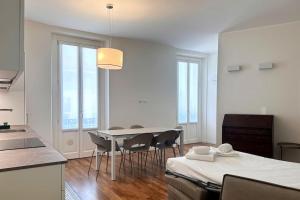 eine Küche und ein Esszimmer mit einem Tisch und Stühlen in der Unterkunft Spazio Stoppani - Liberty 6 in Mailand