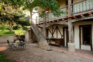 una casa con una escalera junto a una mesa y una sidra de mesa en La Villa Montillet, en Cluny