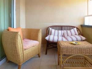 ein Wohnzimmer mit 2 Stühlen und einem Sofa in der Unterkunft Live Costa Adeje Terraza y piscina in Adeje