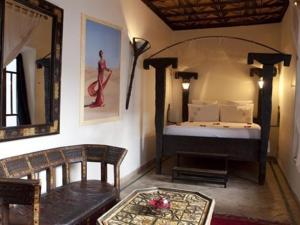 Una habitación con una cama y una mesa en una habitación en riad ka-Frida productions, en Marrakech
