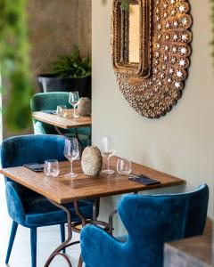 ドブジーシュにあるRoyal Apartmányのテーブル、椅子、ワイングラス、鏡
