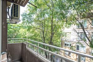 een balkon met uitzicht op bomen en gebouwen bij Contemporary Comfort: 1BD Flat in Lozenetz, Sofia in Sofia