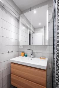 een badkamer met een wastafel en een spiegel bij Contemporary Comfort: 1BD Flat in Lozenetz, Sofia in Sofia