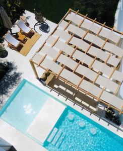 an overhead view of a swimming pool with a deckchair and a swimming pool at Dar Oliva Maison de luxe in Houmt Souk