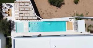 een luchtzicht op een huis met een zwembad bij Dar Oliva Maison de luxe in Houmt Souk