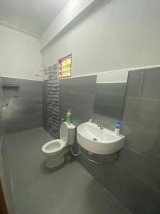 Laman Norras Homestay في Kepala Batas: حمام مع مرحاض ومغسلة