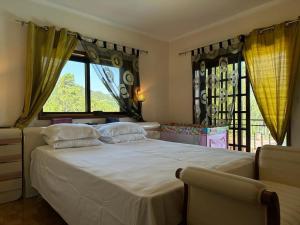 una camera con un grande letto e una finestra di Casa Travessa do Monte by LovelyStay a Celorico de Basto