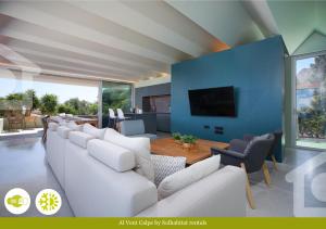 een woonkamer met witte banken en een blauwe muur bij Al Vent by Solhabitat rentals in Calpe