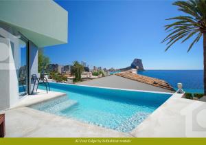 een villa met een zwembad en uitzicht op de oceaan bij Al Vent by Solhabitat rentals in Calpe