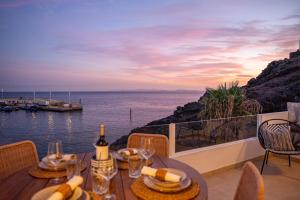 una mesa con comida y vistas al océano en Casa Galana, en Tías