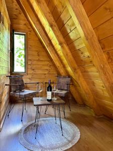 una stanza con un tavolo con bicchieri da vino di Thethi Villas a Theth