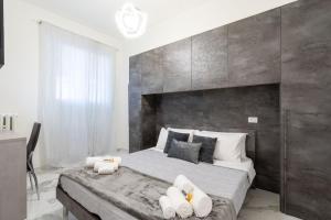 una camera da letto con un letto grande con una grande testiera di Picorini House a Roma