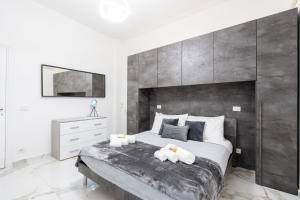 una camera da letto con un letto grande con sopra due animali di peluche di Picorini House a Roma