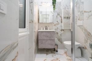un bagno bianco con lavandino e WC di Picorini House a Roma Altre 25 foto