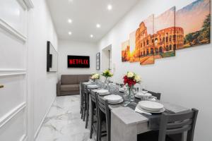 una lunga sala da pranzo con un lungo tavolo e sedie di Picorini House a Roma