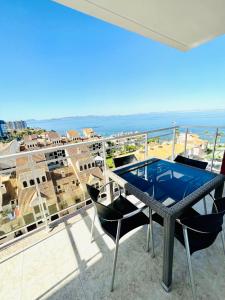 balcón con mesa, sillas y vistas al océano en Carla II View Apartment, en La Manga del Mar Menor