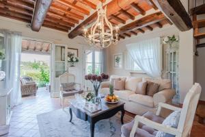 Posezení v ubytování Cicale 3 Bedrooms Farmhouse with Shared Pool