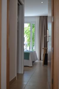 コニル・デ・ラ・フロンテーラにあるHotel Oasisのベッドと窓が備わる客室です。