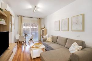 - un salon avec un canapé et une table dans l'établissement Apartamento Playa, à Puertito de Güímar