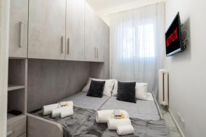 una camera con un grande letto con cuscini bianchi di Picorini House a Roma