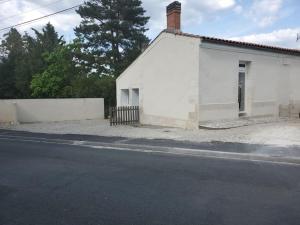 una casa bianca sul lato di una strada di Chaillot 1 a Saintes