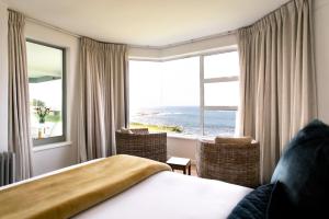 Hermanus的住宿－Bayview 208，酒店客房设有一张床和一个大窗户
