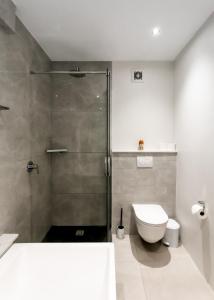 ヘルマナスにあるBayview 208のシャワーとトイレ付きのバスルーム +13枚の写真