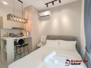 ein kleines Schlafzimmer mit einem Bett und einem Schreibtisch in der Unterkunft Neu Suites By Manhattan Group in Kuala Lumpur