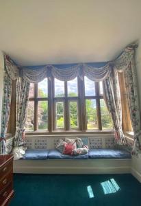 a window seat in front of a large window at Thornhaugh Old Rectory in Peterborough