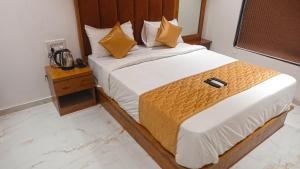 Postel nebo postele na pokoji v ubytování Hotel Palms Residency, Chembur Mumbai