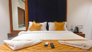 Postel nebo postele na pokoji v ubytování Hotel Palms Residency, Chembur Mumbai