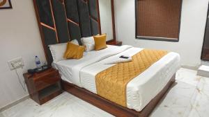 Postel nebo postele na pokoji v ubytování Hotel Palms Residency, Chembur Mumbai