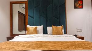 Postel nebo postele na pokoji v ubytování Hotel Palms Residency, Chembur Mumbai