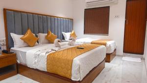 Postel nebo postele na pokoji v ubytování Hotel Palms Residency, Chembur Mumbai