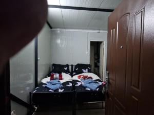 um pequeno quarto com uma cama com roupa em Big Bear Hunting Lodge em Buzau