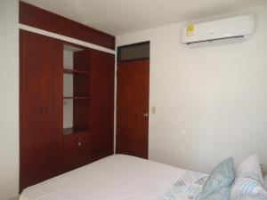Un pat sau paturi într-o cameră la APARTA-ESTUDIO LA TOMA