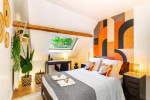 - une chambre avec un lit et 2 serviettes dans l'établissement Stylish Modern Apartement - Art, Design, Garden, Villa des Ammonites, à Meudon