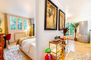 - une chambre avec un lit et un casque vert dans l'établissement Stylish Modern Apartement - Art, Design, Garden, Villa des Ammonites, à Meudon