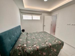 a bedroom with a bed with a green bedspread at Precioso y nuevo apartamento de 1 habitación en Mareverde in Adeje +9 photos