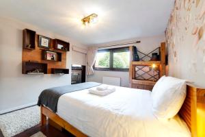 1 dormitorio con cama y ventana en Pass the Keys - Modern flat in North Central London, en Londres